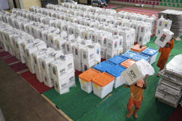 ▲인도네시아 대선 투표를 하루 앞둔 지난 13일 투표 관계자들이 투표함을 옮기고 있다.  1만7000개가 넘는 섬으로 이뤄진 인도네시아는 투표함 운송과 개표, 집계까지 시간이 오래 걸려 공식 선거결과가 나오기까지 한달이 걸린다. AP뉴시스