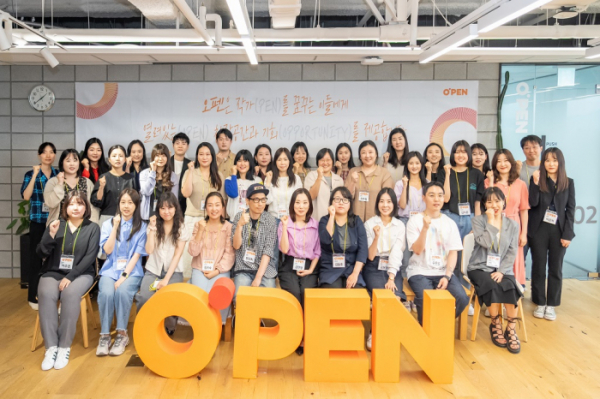 ▲CJ ENM ‘오펜(O’ PEN)’ 프로젝트 참가자들이 화이팅을 외치고 있다. (사진제공=CJ ENM)
