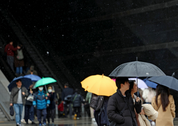 ▲ 21일 오후 눈이 내리는 서울 용산역 앞에서 시민들이 우산을 쓴 채 걸어가고 있다. (연합뉴스)