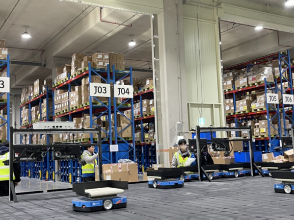 ▲크록스 전용 물류센터 내에서 물류 로봇인 미니 AGV가 상품을 하나씩 실어 배송지별로 분류하고 있다. (사진제공=CJ 대한통운)