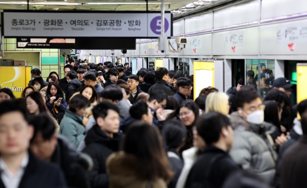 ▲밤사이 내린 눈으로 서울 지하철 5호선 전 구간이 25분가량 지연 운행되고 있다. 22일 오전 서울 중구 지하철 5호선 을지로4가역 승강장이 붐비고 있다. (뉴시스)
