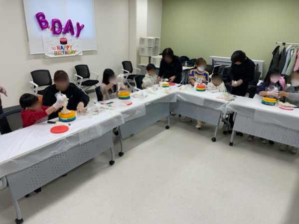 ▲서울 강남구 드림스타트센터에서 생일케이크 만들기 수업을 하고 있다.  (자료제공=강남구)