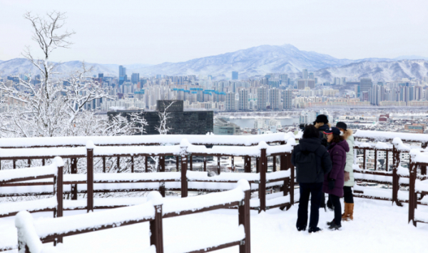 ▲전날 밤 중부지방을 중심으로 폭설이 내린 22일 서울 남산에서 바라본 도심에 눈이 쌓여 있다. 신태현 기자 holjjak@