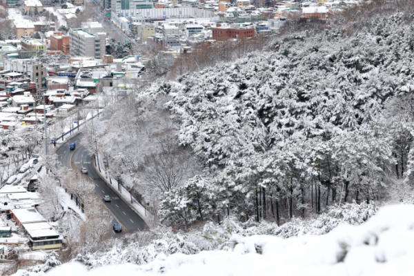 ▲전날 밤 중부지방을 중심으로 폭설이 내린 22일 서울 남산에서 바라본 도심에 눈이 쌓여 있다. 신태현 기자 holjjak@