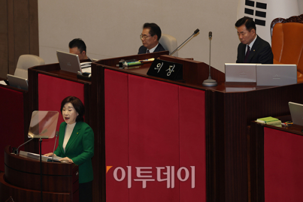 ▲심상정 녹생정의당 원내대표가 22일 서울 여의도 국회에서 열린 본회의에서 비교섭단체 대표 연설을 하고 있다. 고이란 기자 photoeran@