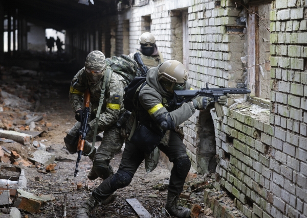 ▲우크라이나 민간인들이 17일(현지시간) 키이우 인근에서 군사 훈련을 하고 있다. 키이우/EPA연합뉴스
