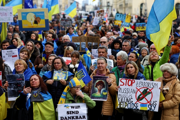 ▲뮌헨안보회의가 열린 바이어리셔호프 호텔 앞에 17일(현지시간) 시민들이 우크라이나 지원을 호소하고 있다. 뮌헨/로이터연합뉴스
