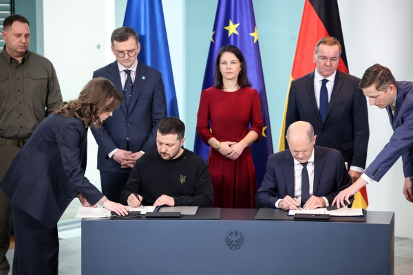 ▲볼로디미르 젤렌스키(왼쪽) 우크라이나 대통령과 올라프 숄츠 독일 총리가 16일(현지시간) 양자 안보 협정에 서명하고 있다. 뮌헨/EPA연합뉴스

