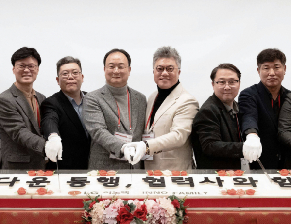 ▲문혁수 LG이노텍 대표(왼쪽에서 세번째)가 22일 서울 마곡 LG사이언스파크에서 열린 ‘2024 동반성장 상생데이’에서 주재철 ㈜에이피텍 협력사 대표(왼쪽에서 네번째) 등과 함께 떡케이크를 자르고 있다. (자료제공=LG이노텍)