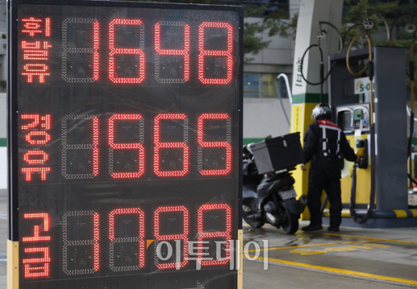 ▲전국 주유소 휘발유·경유 판매 가격이 4주 연속 상승했다. 한국석유공사 유가정보서비스 오피넷에 따르면 2월 셋째 주 전국 주유소 휘발유 평균 판매 가격은 리터당 1627.1원으로 지난주보다 17.6원 상승했다. 경유 평균 판매 가격은 지난주보다 16.9원 상승한 1529.5원으로 집계됐다. 25일 서울 시내의 한 주유소에 유가정보가 게시돼 있다. 조현호 기자 hyunho@