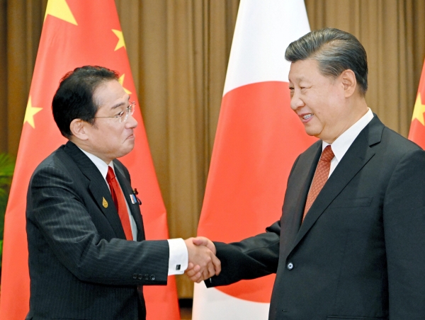 ▲기시다 후미오(왼쪽) 일본 총리와 시진핑 중국 국가주석이 2022년 11월 17일 방콕에서 열린 아시아태평양경제협력체(APEC) 정상회의에서 악수하고 있다. 방콕/AP뉴시스
