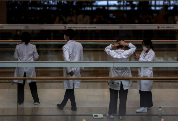 ▲전공의 업무중단이 이어지고 있는 23일 서울의 한 대학병원에서 의료진들이 대화를 나누고 있다.  (뉴시스)