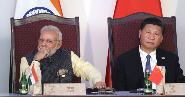 ▲나렌드라 모디(왼쪽) 인도 총리와 시진핑 중국 국가주석이 2016년 10월 16일 브릭스 정상회의에 참석하고 있다. 고아(인도)/AP뉴시스
