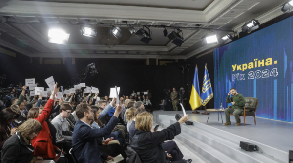 ▲볼로디미르 젤렌스키 우크라이나 대통령이 25일(현지시간) 수도 키이우에서 전쟁 2주년을 맞아 개최된 기자회견에서 발언하고 있다. 키이우/EPA연합뉴스