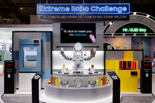 ▲'MWC 2024' 삼성디스플레이 부스에서 로봇이 직접 패널의 내구성을 테스트하는 모습 (사진제공=삼성디스플레이)