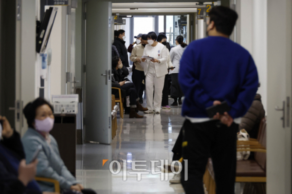 ▲26일 서울의 한 대학병원에서 환자와 가족들이 진료를 받기 위해 대기하고 있다. 조현호 기자 hyunho@