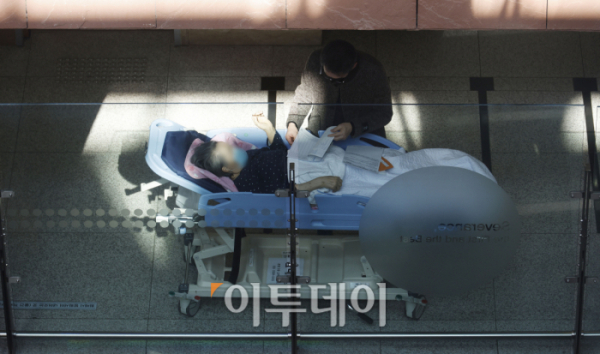 ▲26일 서울의 한 대학병원에서 환자와 가족들이 진료를 받기 위해 대기하고 있다. 조현호 기자 hyunho@