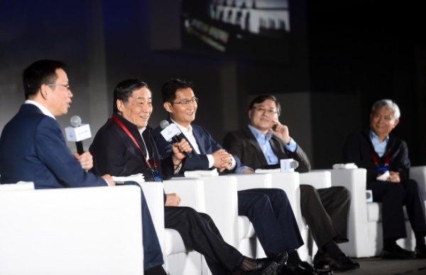 ▲쭝칭허우(왼쪽에서 2번째) 와하하그룹 회장이 2017년 4월 20일 중국 항저우에서 열린 한 포럼에 참석하고 있다. 항저우(중국)/신화뉴시스 