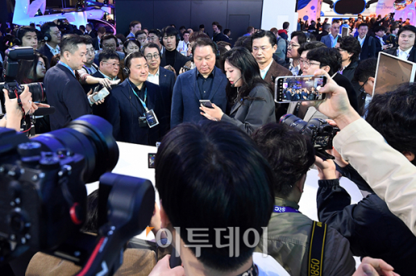 ▲최태원(가운데) SK그룹 회장이 삼성전자 부스를 둘러보고 있다. (바르셀로나=사진공동취재단)