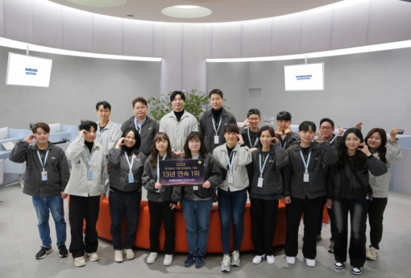 ▲삼성강남 서비스센터 엔지니어들이 '2024 한국에서 가장 존경받는 기업' 1위 선정 기념 촬영을 하고 있다 (자료제공=삼성전자)