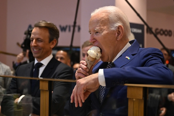 ▲조 바이든(오른쪽) 미국 대통령이 26일(현지시간) 뉴욕에서 아이스크림을 먹고 있다. 뉴욕(미국)/AFP연합뉴스
