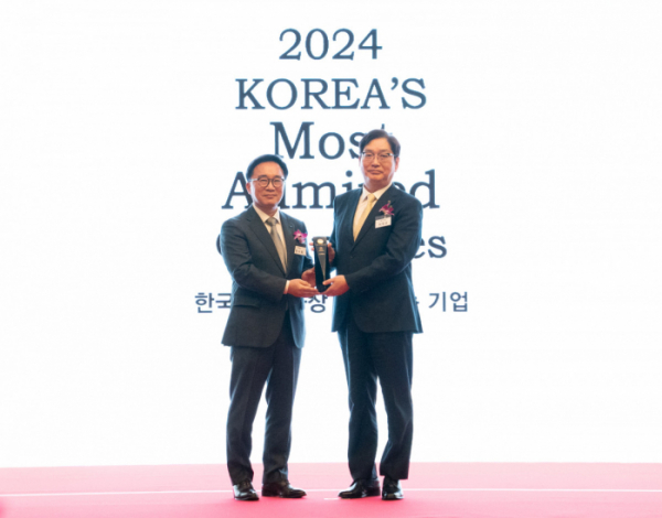 ▲27일 열린 ‘2024 한국에서 가장 존경받는 기업’ 시상식에서 서정규 에쓰오일 국내영업본부장(오른쪽)이 시상식에서 한수희 한국능률협회컨설팅(KMAC) 대표와 기념 촬영을 하고 있다. (사진제공=에쓰오일)