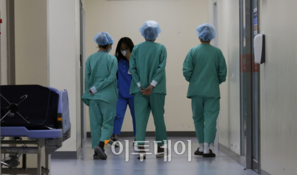 ▲서울 시내의 한 대학병원에서 간호사들이 발걸음을 옮기고 있다. 조현호 기자 hyunho@