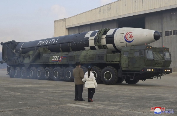 ▲김정은 북한 국무위원장이 딸 주애와 함께 2022년 11월 19일 화성17호 미사일을 바라보고 있다. 평양/AP뉴시스
