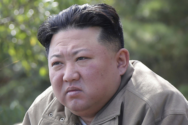 ▲김정은 북한 국무위원장이 2022년 10월 8일 미공개 장소에서 군사 훈련을 시찰하고 있다. AP뉴시스