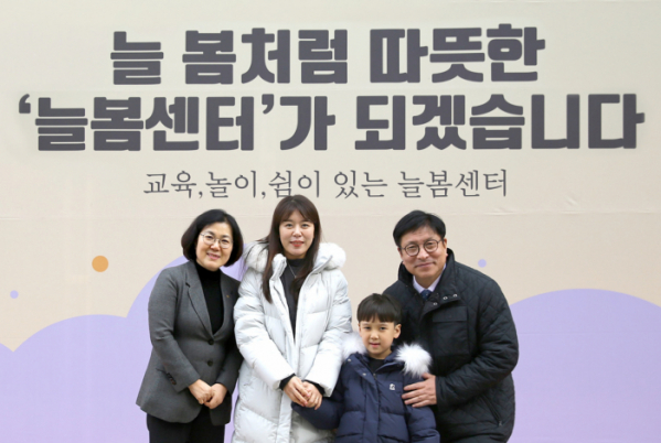 ▲김경남(왼쪽서 첫 번째) KB금융지주 ESG상생본부 상무와 도성훈(왼쪽서 네 번째) 인천광역시교육청 교육감이 28일 '서부 거점형 늘봄센터' 개관식에서 학부모, 학생과 함께 기념촬영을 하고 있다. (사진제공=KB금융그룹)