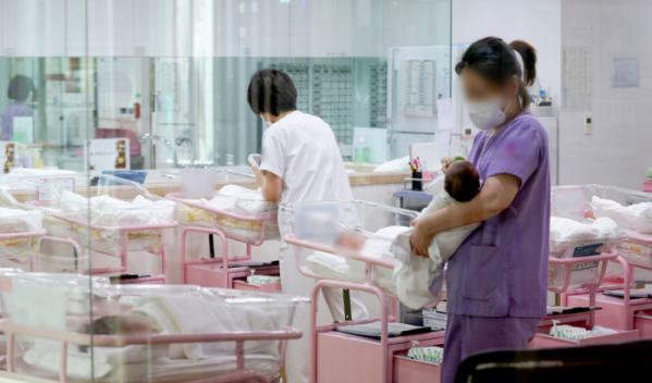 ▲분기 출산율이 처음으로 0.6명대로 떨어지며 저출산 현상이 이어지고 있는 가운데 28일 오후 서울 시내 한 산후조리원 신생아실에서 간호사 등 관계자들이 신생아들을 돌보고 있다.통계청 '2023년 출생·사망 통계'와 '2023년 12월 인구동향'에 따르면 지난해 출생아 수는 23만명으로 전년(24만9200명)보다 1만9200명(7.7%) 줄어들며 지난해에 이어 또 역대 최저를 기록했다. 지난해 4분기 합계출산율은 0.65명으로 사상 처음으로 0.6명대로 떨어졌다. 출처 연합뉴스