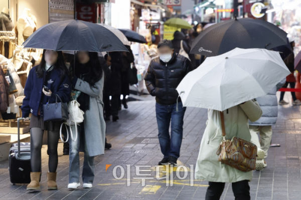 ▲전국 대부분 지역에 눈과 비가 내린 서울 중구 명동거리에서 우산을 쓴 시민들이 발걸음을 재촉하고 있다. 조현호 기자 hyunho@