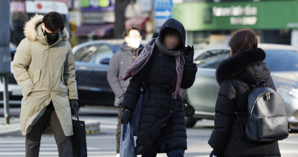 ▲서울 아침 최저기온이 영하 14도를 기록하는 등 강추위가 계속된 1월 23일 서울 종로구 광화문역 일대에서 두꺼운 외투를 입은 시민들이 발걸음을 재촉하고 있다. (조현호 기자 hyunho@)
