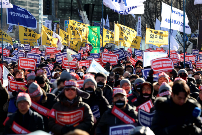 ▲지난해 12월, 대한의사협회 회원들이 서울 세종대로 일대에서 의대 증원 저지를 위한 총궐기대회를 갖고 있다. (이투데이 DB)