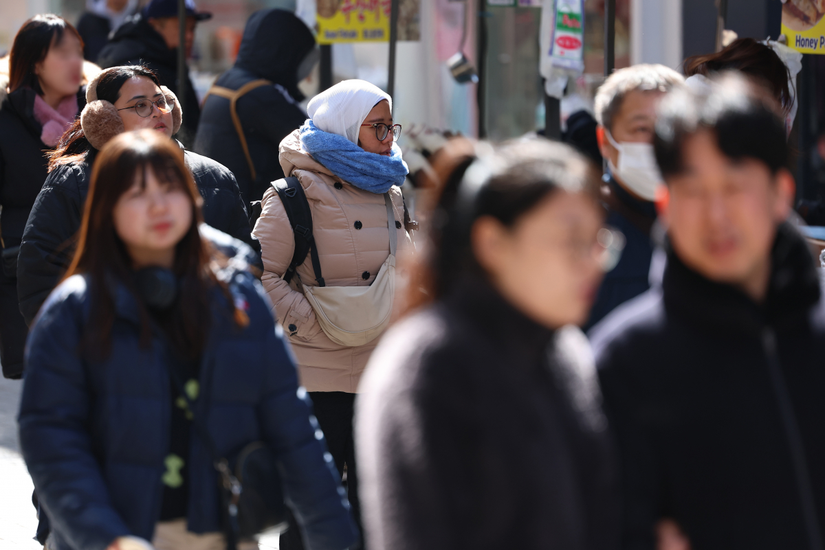 ▲서울지역 아침 기온이 영하권을 기록하는 등 꽃샘추위가 기승을 부린 1일 오후 서울 중구 명동에서 두꺼운 옷차림의 관광객이 길을 지나고 있다. (사진제공=연합뉴스)