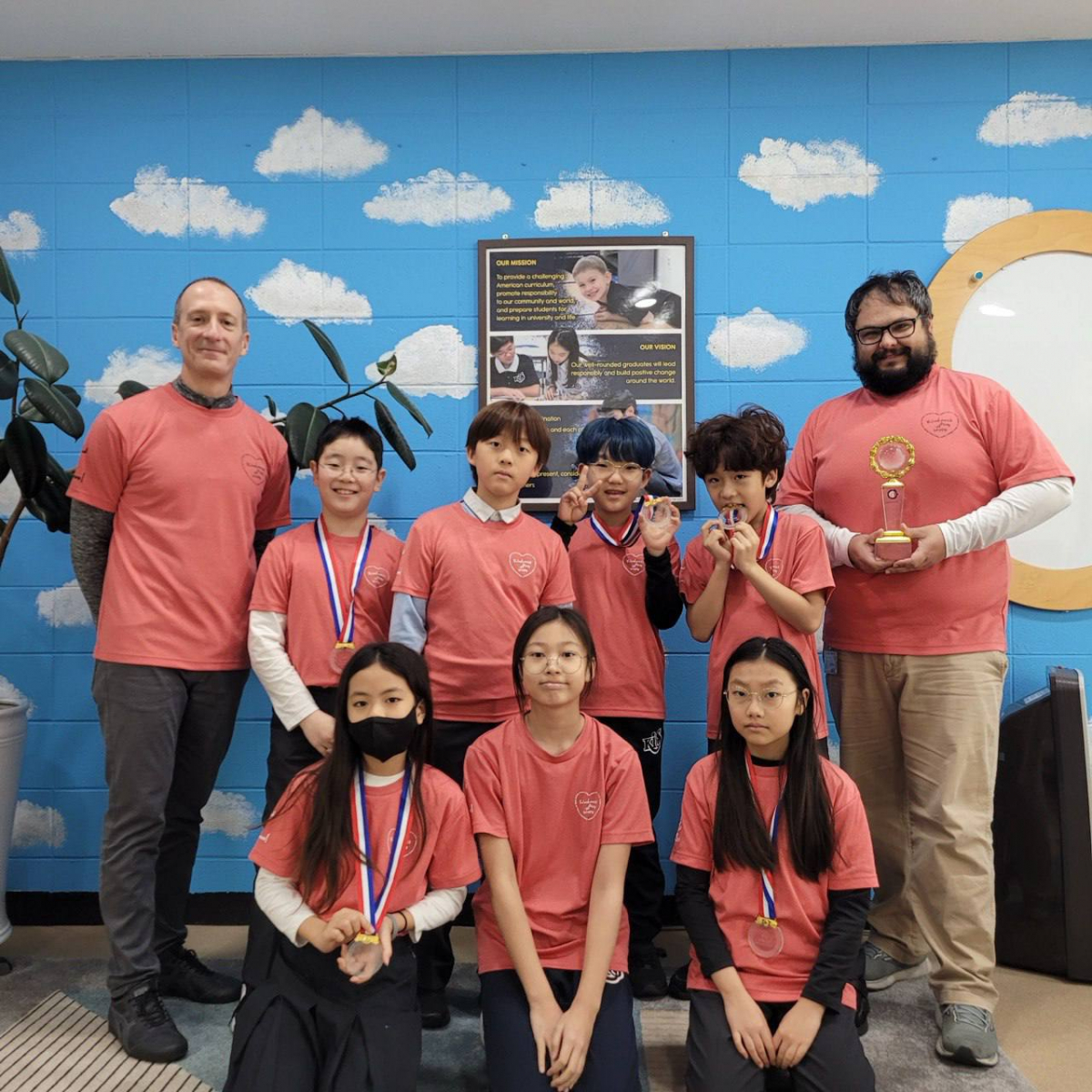 ▲한국국제학교 제주캠퍼스(KIS Jeju)는 '2024 세계창의력올림피아드' 대한민국 국가대표 선발대회에서 초등부 학생 3팀이 한국 대표로 선발됐다고 밝혔다. 주니어 교장 Mr.French(뒷줄 왼쪽), 담당교사 Mr.Lopez(뒷줄 오른쪽)와 OMD팀원들. (사진=한국국제학교 제주캠퍼스)