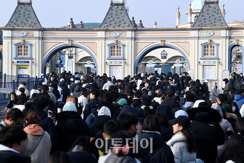▲푸바오가 일반 관람객들을 만나는 마지막 날인 3일 오전 용인 에버랜드에서 관람객들이 일명 '오픈런'을 하기 위해 추위 속에서 대기하고 있다. (사진공동취재단)