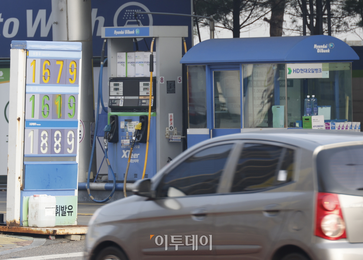 ▲국내 주유소 기름값이 5주 연속 상승했다. 한국석유공사 유가정보시스템 오피넷에 따르면 2월 넷째 주 전국 주유소 휘발유 평균 판매 가격은 리터당 1635.4원으로 지난주보다 8.3원 상승했다. 경유 평균 판매 가격은 지난주보다 7.7원 상승한 1537.2원을 기록했다. 한편 1일(현지시간) 뉴욕상업거래소에서 4월 인도분 서부텍사스산 원유(WTI) 가격은 전날보다 1.71달러(2.19%) 오른 배럴당 79.97달러에 거래를 마쳤다. 이는 지난해 11월 6일 이후 4개월만에 최고치다. 3일 서울의 한 주유소에 유가정보가 게시돼 있다. 조현호 기자 hyunho@