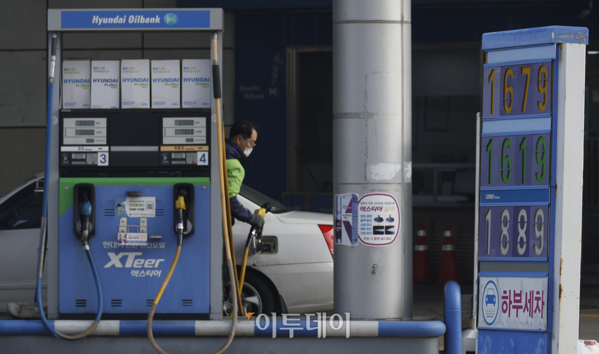▲국내 주유소 기름값이 5주 연속 상승했다. 한국석유공사 유가정보시스템 오피넷에 따르면 2월 넷째 주 전국 주유소 휘발유 평균 판매 가격은 리터당 1635.4원으로 지난주보다 8.3원 상승했다. 경유 평균 판매 가격은 지난주보다 7.7원 상승한 1537.2원을 기록했다. 한편 1일(현지시간) 뉴욕상업거래소에서 4월 인도분 서부텍사스산 원유(WTI) 가격은 전날보다 1.71달러(2.19%) 오른 배럴당 79.97달러에 거래를 마쳤다. 이는 지난해 11월 6일 이후 4개월만에 최고치다. 3일 서울의 한 주유소에 유가정보가 게시돼 있다. 조현호 기자 hyunho@