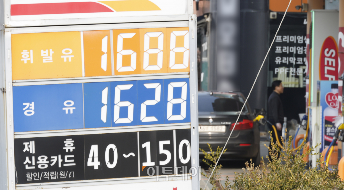 ▲국내 주유소 기름값이 5주 연속 상승했다. 한국석유공사 유가정보시스템 오피넷에 따르면 2월 넷째 주 전국 주유소 휘발유 평균 판매 가격은 리터당 1635.4원으로 지난주보다 8.3원 상승했다. 경유 평균 판매 가격은 지난주보다 7.7원 상승한 1537.2원을 기록했다. 한편 1일(현지시간) 뉴욕상업거래소에서 4월 인도분 서부텍사스산 원유(WTI) 가격은 전날보다 1.71달러(2.19%) 오른 배럴당 79.97달러에 거래를 마쳤다. 이는 지난해 11월 6일 이후 4개월만에 최고치다. 3일 서울의 한 주유소에 유가정보가 게시돼 있다. 조현호 기자 hyunho@