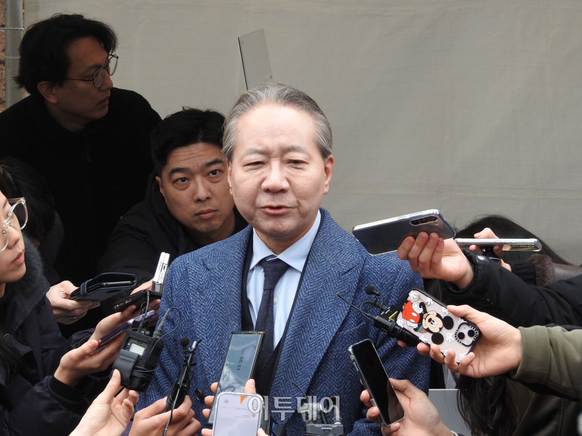 ▲주수호 대한의사협회 비상대책위원회 언론홍보위원장이 총궐기 대회 전에 기자들과 만나 발언하고 이싸. (노상우 기자 nswreal@)