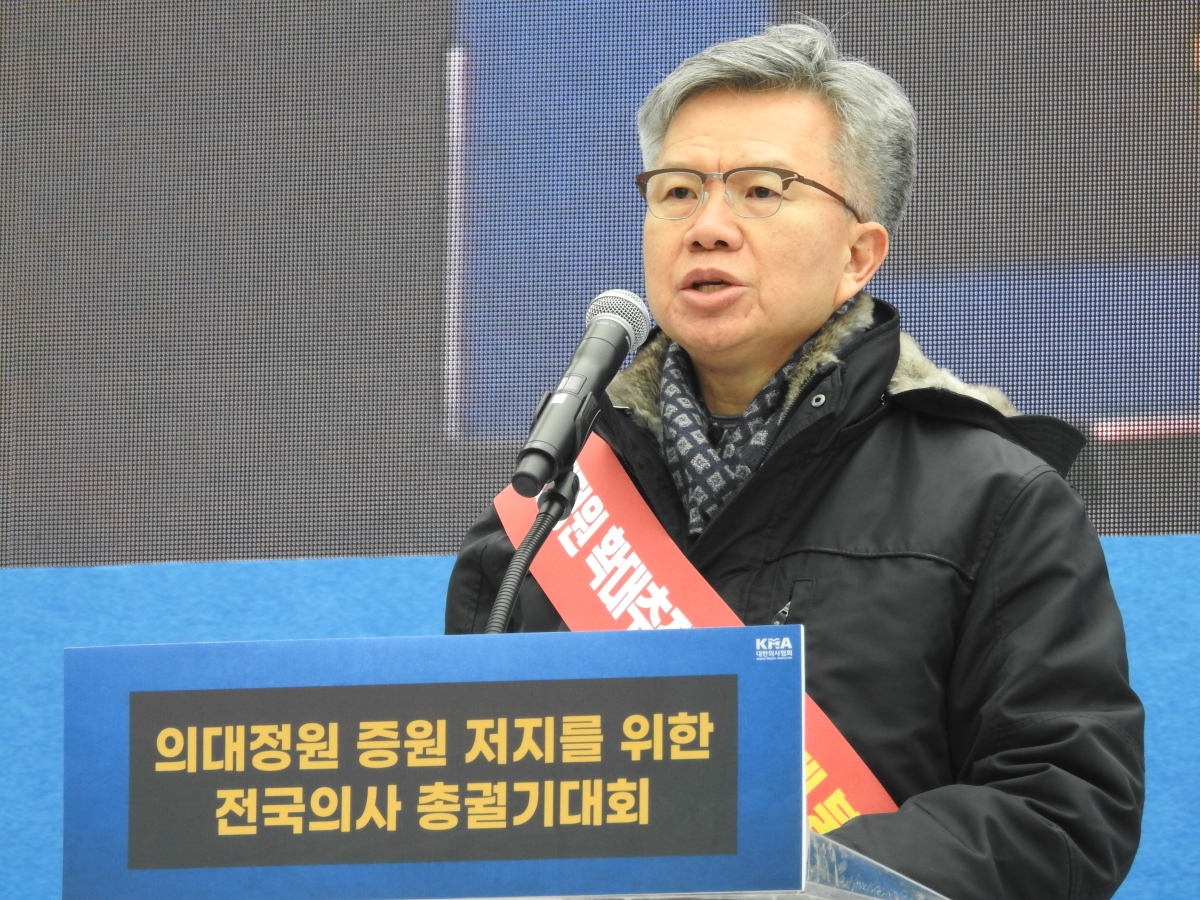 ▲김택우 대한의사협회 비상대책위원회 위원장이 총궐기대회에서 발언하고 있다.  (노상우 기자 nswreal@)