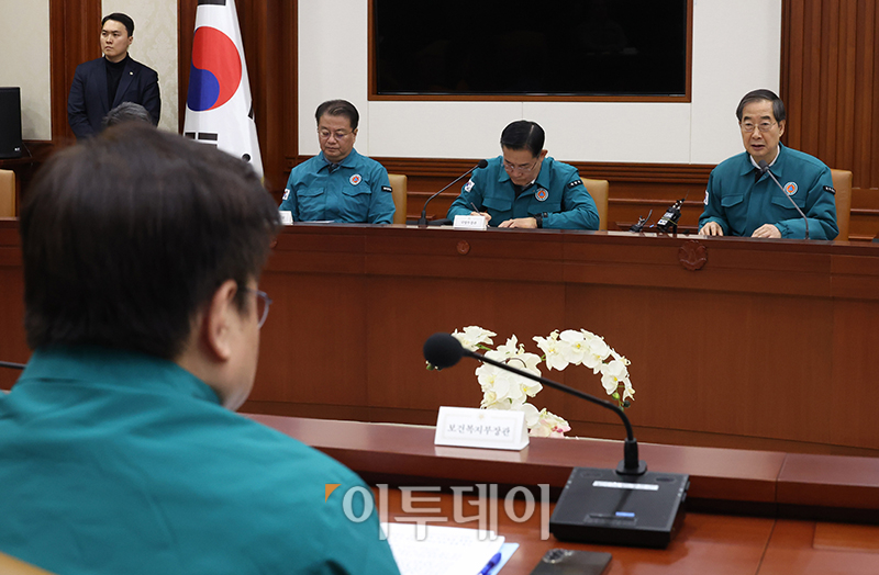 ▲한덕수 국무총리가 3일 서울 종로구 정부서울청사에서 열린 의사집단행동 중앙재난안전대책본부 회의에서 발언을 하고 있다. 고이란 기자 photoeran@