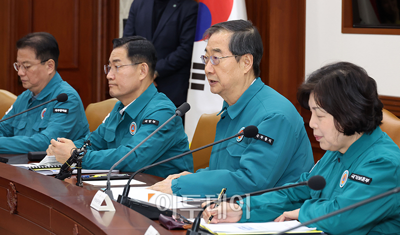 ▲한덕수 국무총리가 3일 서울 종로구 정부서울청사에서 열린 의사집단행동 중앙재난안전대책본부 회의에서 발언을 하고 있다. 고이란 기자 photoeran@