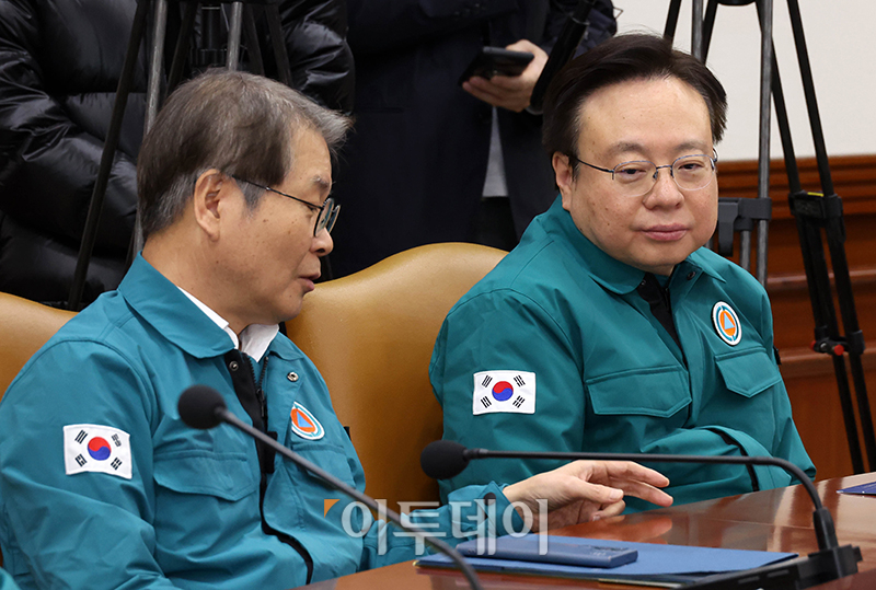 ▲조규홍(오른쪽) 보건복지부 장관과 이정식 고용노동부 장관이 3일 서울 종로구 정부서울청사에서 열린 의사집단행동 중앙재난안전대책본부 회의에서 대화하고 있다. 고이란 기자 photoeran@