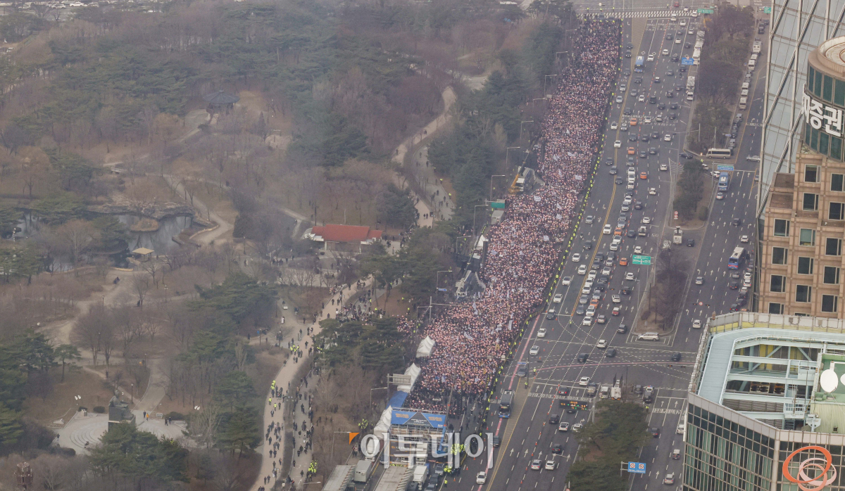 ▲3일 서울 영등포구 여의대로에서 의대정원 증원 및 필수의료 패키지 저지를 위한 전국의사 총궐기대회가 열리고 있다. 조현호 기자 hyunho@