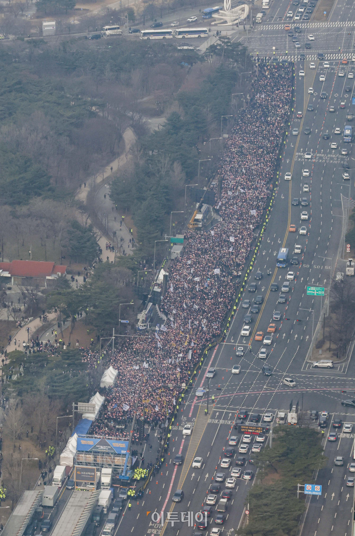▲3일 서울 영등포구 여의대로에서 의대정원 증원 및 필수의료 패키지 저지를 위한 전국의사 총궐기대회가 열리고 있다. 조현호 기자 hyunho@
