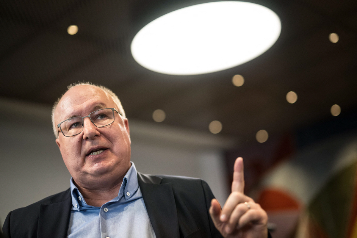 ▲3일(현지시간) 베른에서 피에르 이브 마이야르 스위스 노조연맹 회장이 연금 인상안에 대한 국민투표 결과가 나온 후 연설하고 있다. 베른(스위스)/AFP연합뉴스
