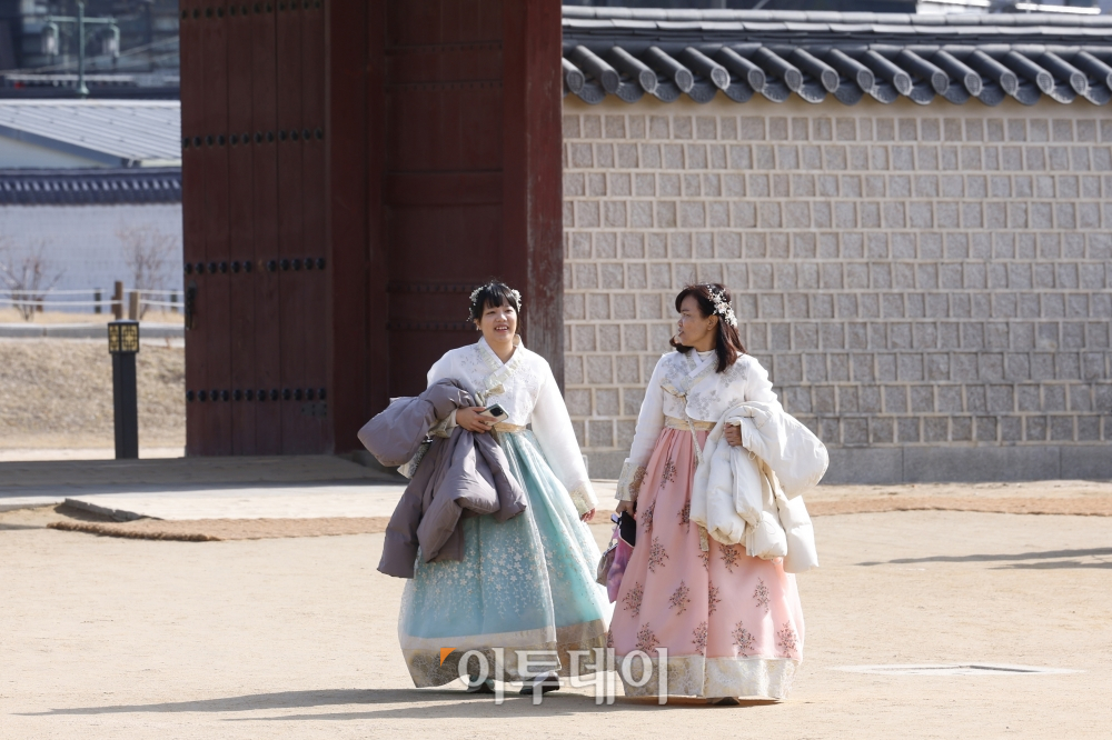 ▲서울 종로구 경복궁에서 비교적 가벼운 옷차림을 한 외국인 관광객들이 즐거운 시간을 보내고 있다. 조현호 기자 hyunho@