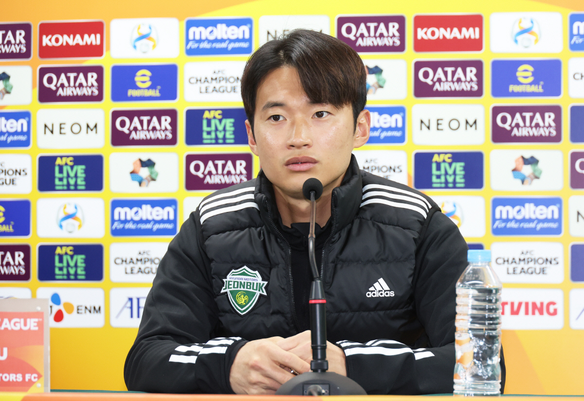 ▲전북 현대축구단 주장 김진수가 지난달 13일 오후 전주월드컵경기장에서 포항과 펼칠 AFC 챔피언스리그 16강전에 대한 의견을 밝히고 있다.(연합뉴스)

